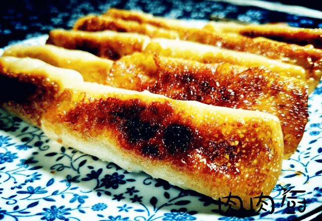 原创北方有名的面食--锅贴,金黄色焦香焦香的,招待客人太有面子了!