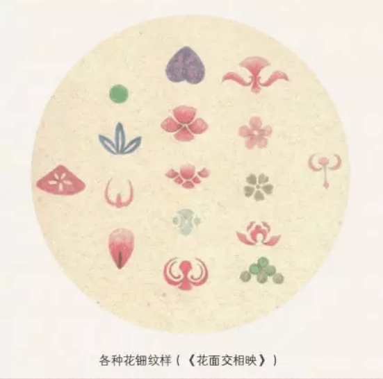 关于花钿的由来说法不一,可以看到在敦煌壁画中的中唐以来女性供养人