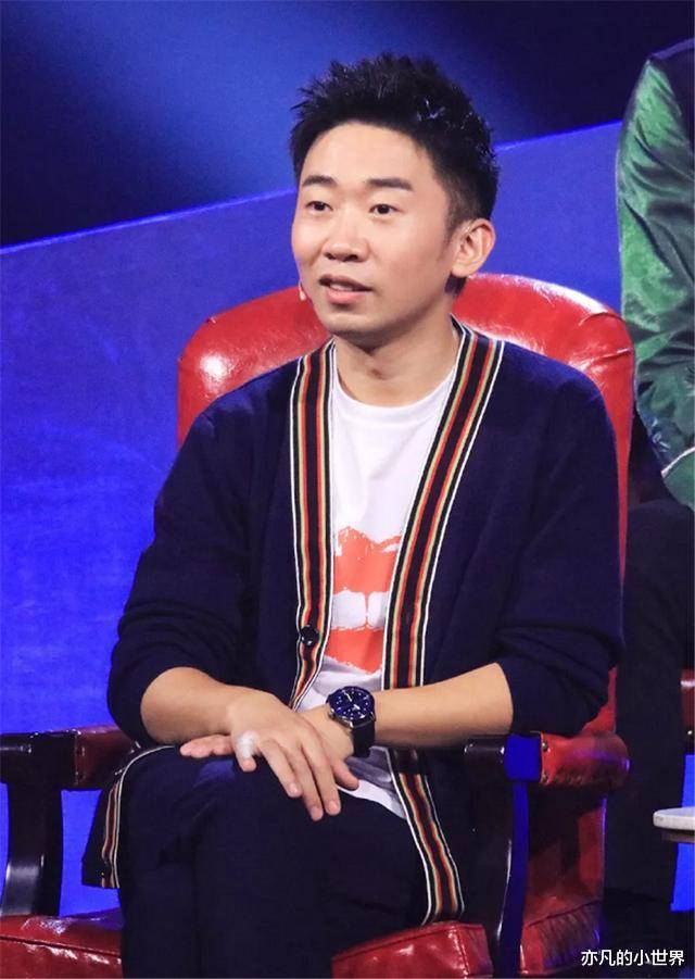杨迪走红纯属意外?那你也太颜控了吧,穿西装戴眼镜的他也超帅
