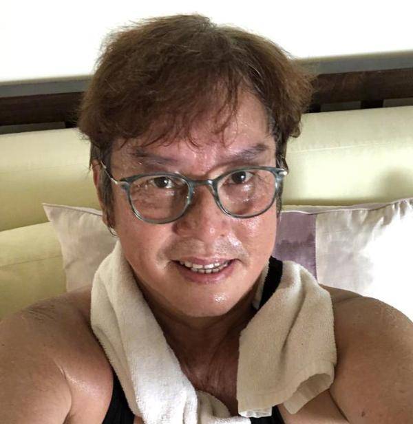 谭咏麟像个老顽童一样,对镜自拍,双眼炯炯有神,丝毫看不出老年人的