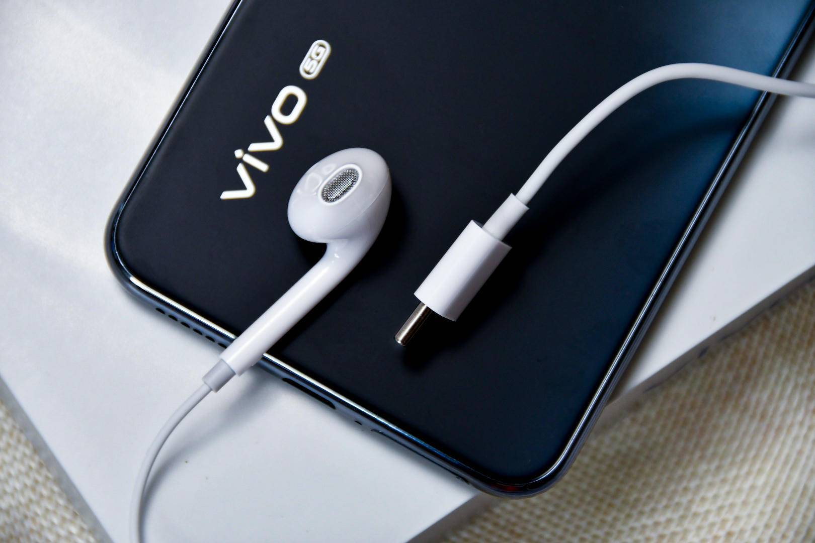 将有线耳机孔融合到usb充电接口一起,看似简单的改变,让vivo s7整体