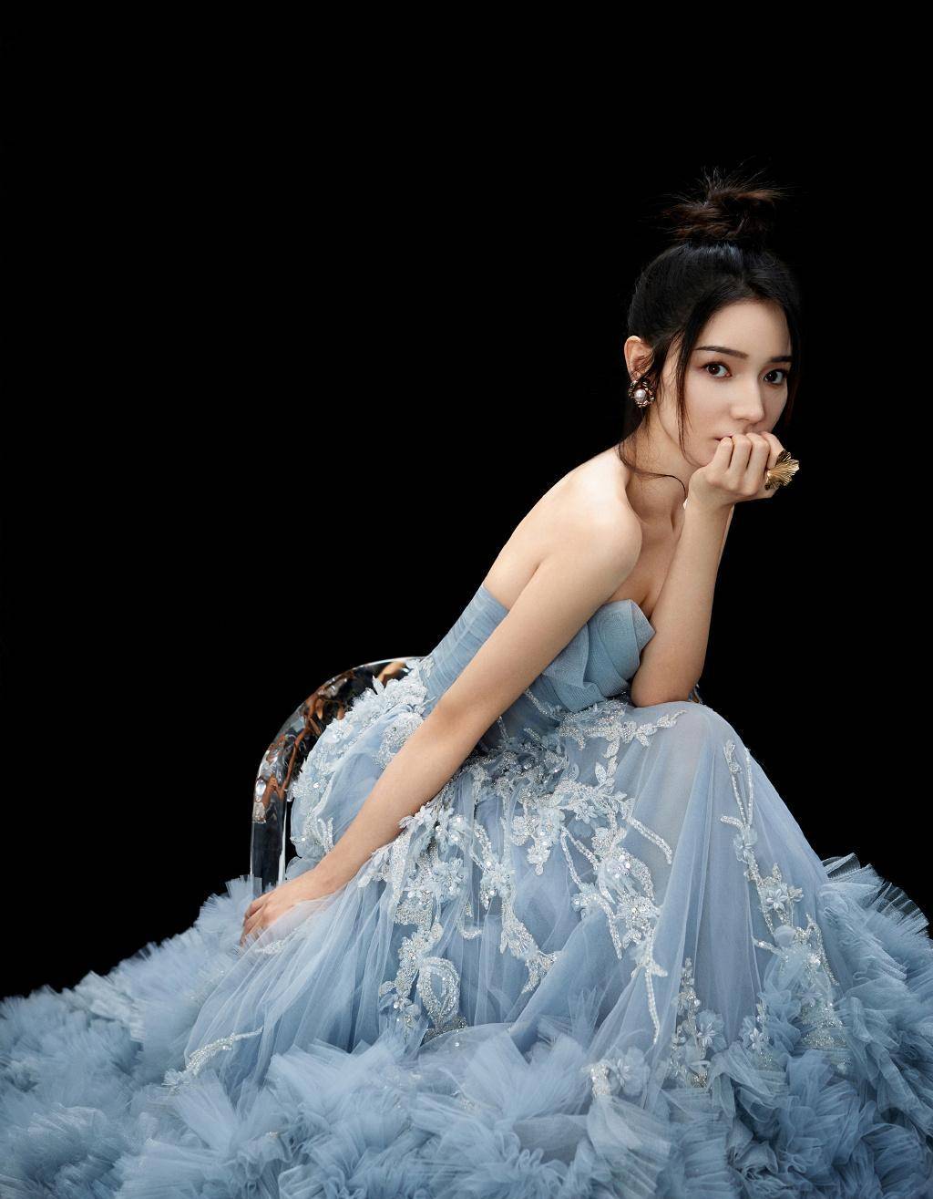 原创不愧是杨幂签下的人,代斯穿天蓝色轻纱礼服,配丸子头姿态优雅