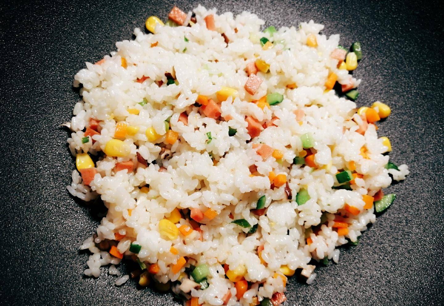 蛋炒饭,最简单也最困难,饭要粒粒分开还要沾着蛋