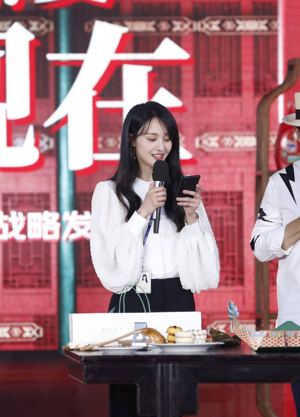 郑爽换种风格更美,灯笼袖白色衬衫配黑色西装,清纯又干练_显得