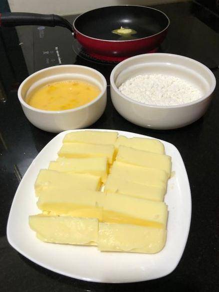 少甜的健康小点心,平底锅煎牛奶,低脂美味奶香十足