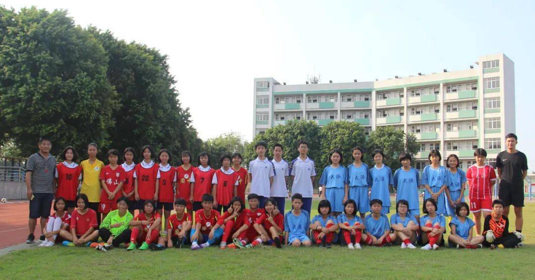 大圃中学学子在进行足球训练,足球比赛等