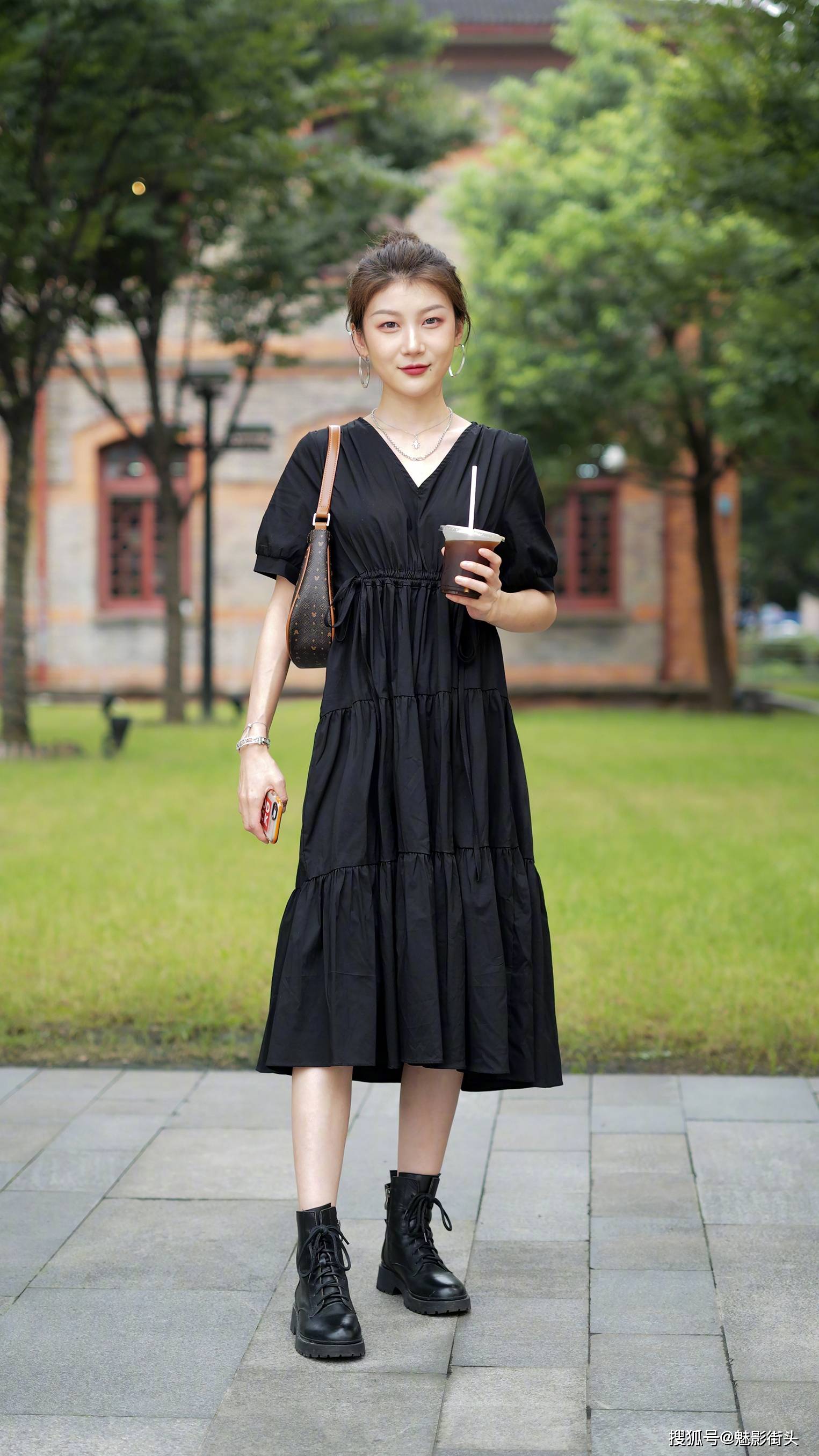 原创时尚的姑娘,三伏天穿"小黑裙",优雅显气质,做一个精致小女人