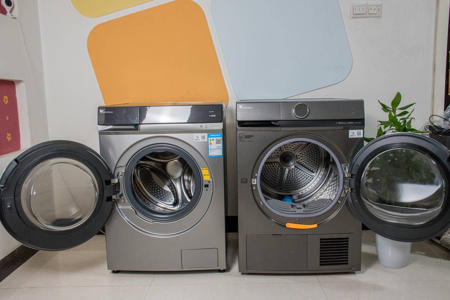 这样从左边洗衣机里洗完的衣服,就能毫无阻挡再塞进右边干衣机里,非常