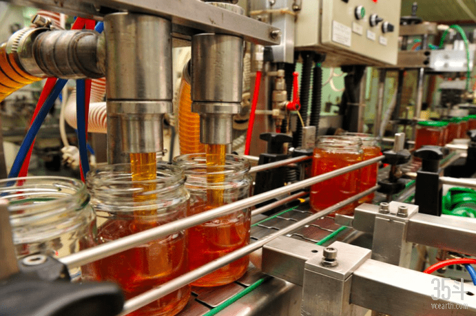 在yad mordevhai的一条生产线上,一台机器将蜂蜜灌满罐子