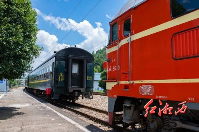 列车另外一端与车厢连挂,为13:12分从塘豹出发的7270次列车做开车准备