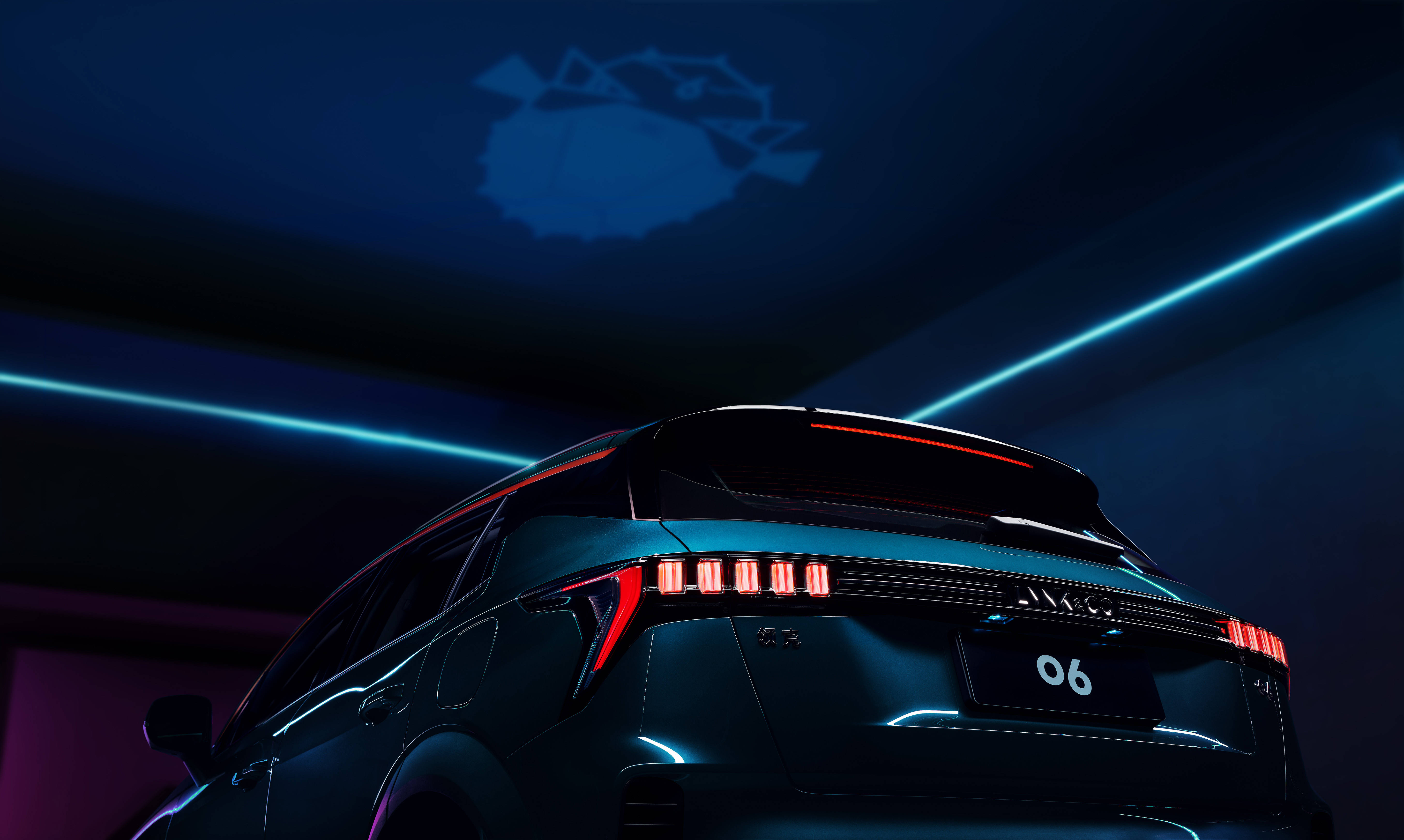 最后,在保留了领克家族一贯使用的能量晶体尾灯的基础上,领克06又新增