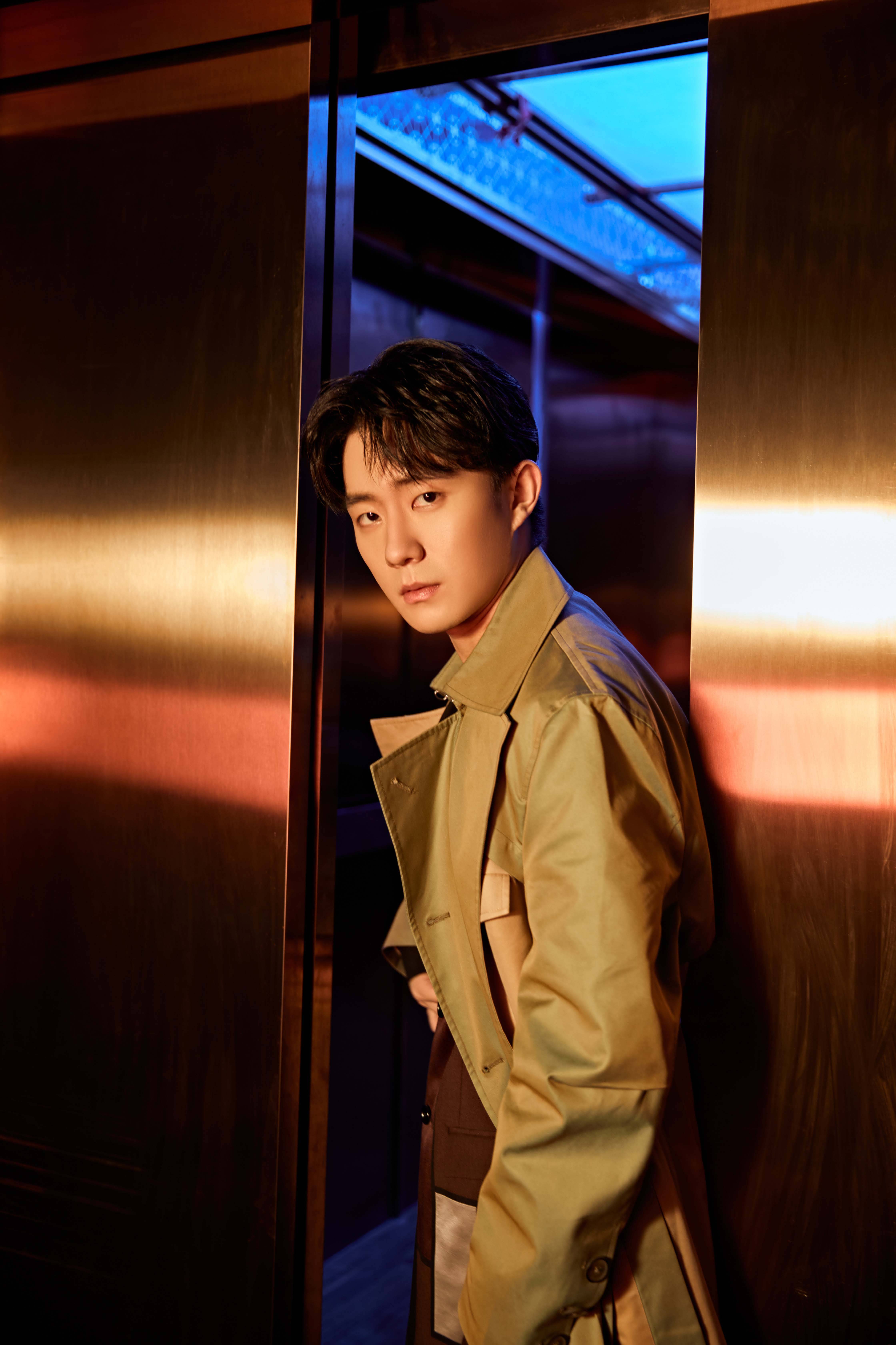 郑好电梯写真曝光真空西装搭配时尚风衣刻画轻时尚禁欲少年