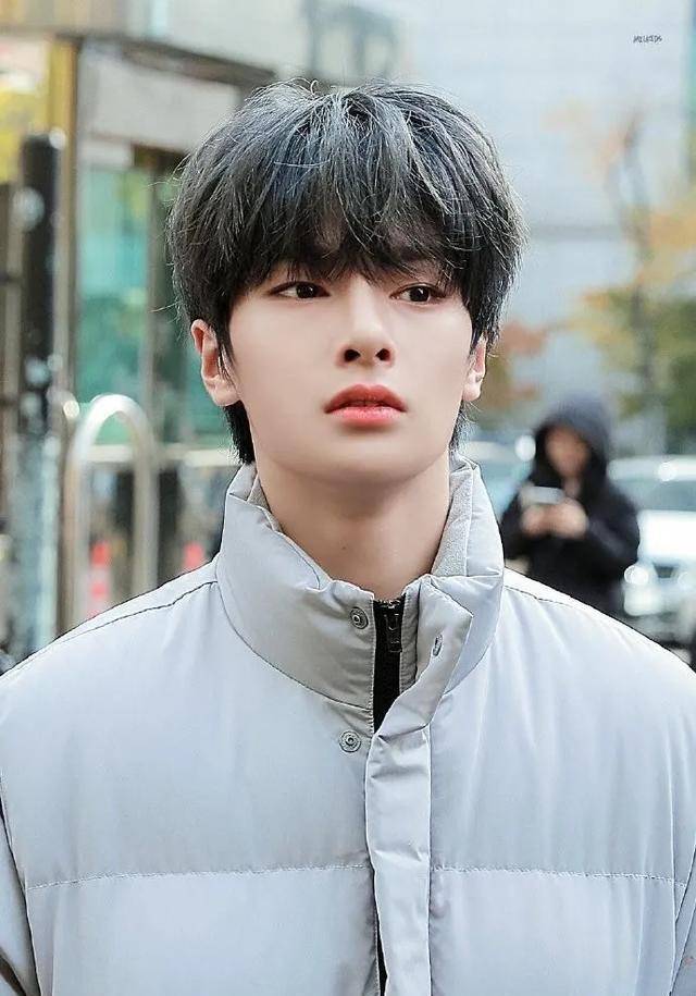 根据取向不同,而选择不同的男团颜值成员们_李旻