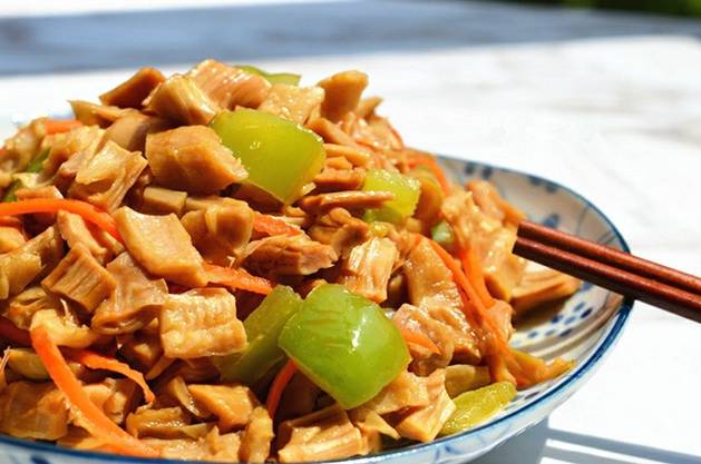 香脆虾,青椒炒笋干,家常豆腐,剁辣西葫芦的做法