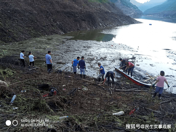 达州市达川区石峡子水库管理所日清漂浮"千余公斤"还一泓碧水