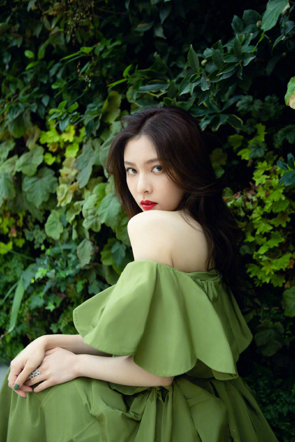 张一山眼光挺贼,女友宋妍霏腰细腿长,穿衣打扮也很任性