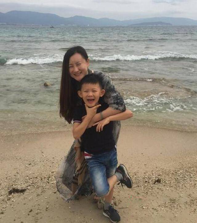 如今两人的儿子杨子睿,长得很像爸爸.