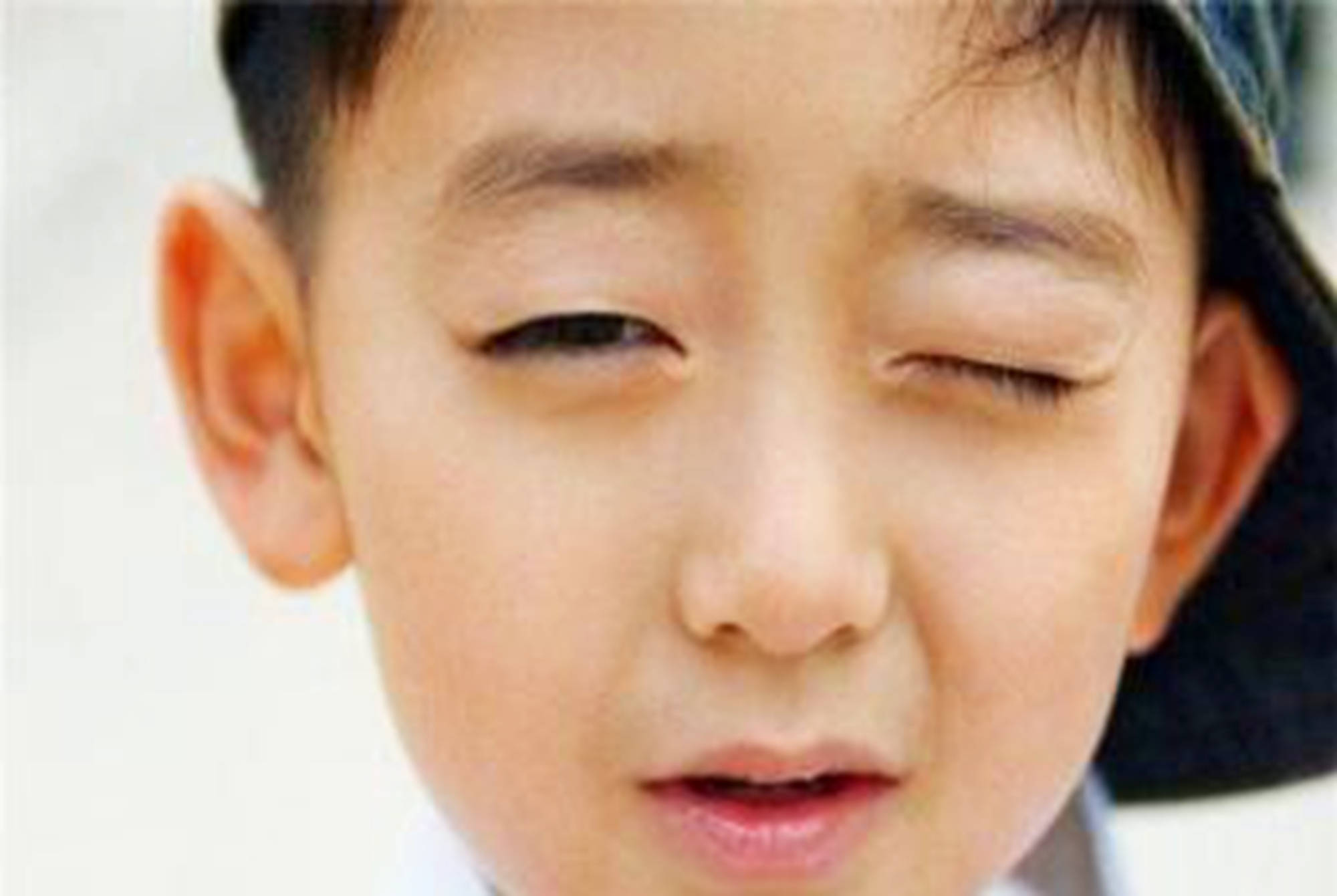 宝宝总爱眯着眼看电视?可能是视力下降,保护视力从娃娃抓起_孩子