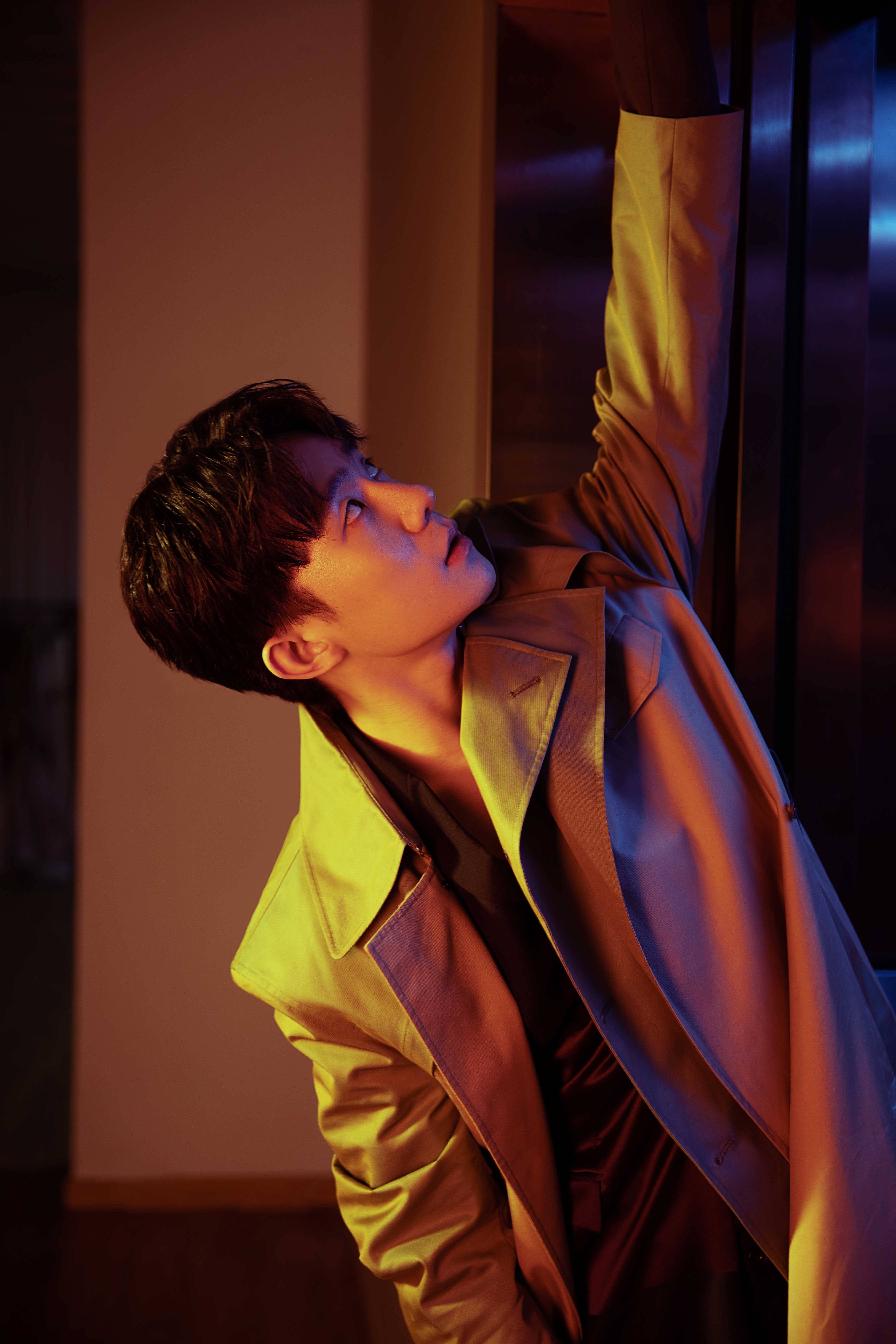 郑好电梯写真曝光真空西装搭配时尚风衣刻画轻时尚禁欲少年