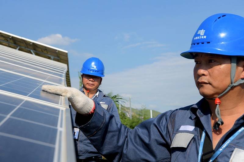 安顺关岭供电局工作人员查看卓阳光伏发电站光伏板安装情况.