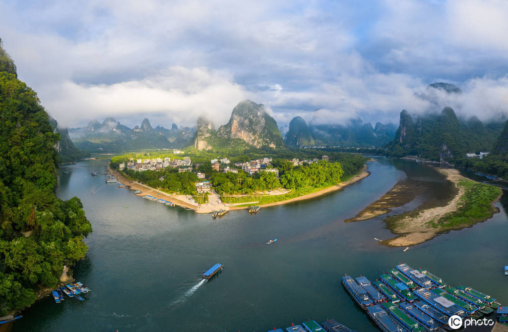 广西桂林兴坪古镇 云雾缭绕如诗如画