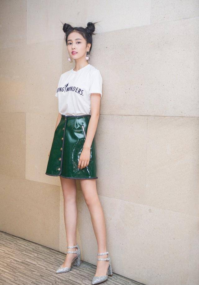 洪欣为扮嫩真拼卡通t恤搭裤裙同框老公姐弟恋终于没有年龄差