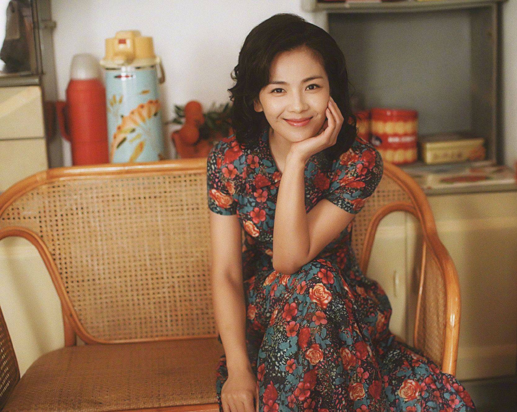 原创刘涛身穿大面积印花连衣裙搭配卷发造型,复古摩登,诠释另一种美