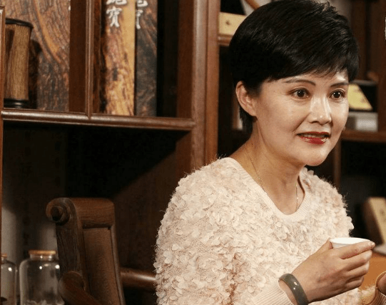 原创11岁作为童星出道长大后和导演同居多年如今复出却一直不温不火