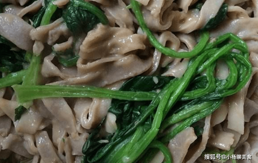 农村一道主食,叫蒜汁手擀红薯面,教你一招在家就可以吃到.