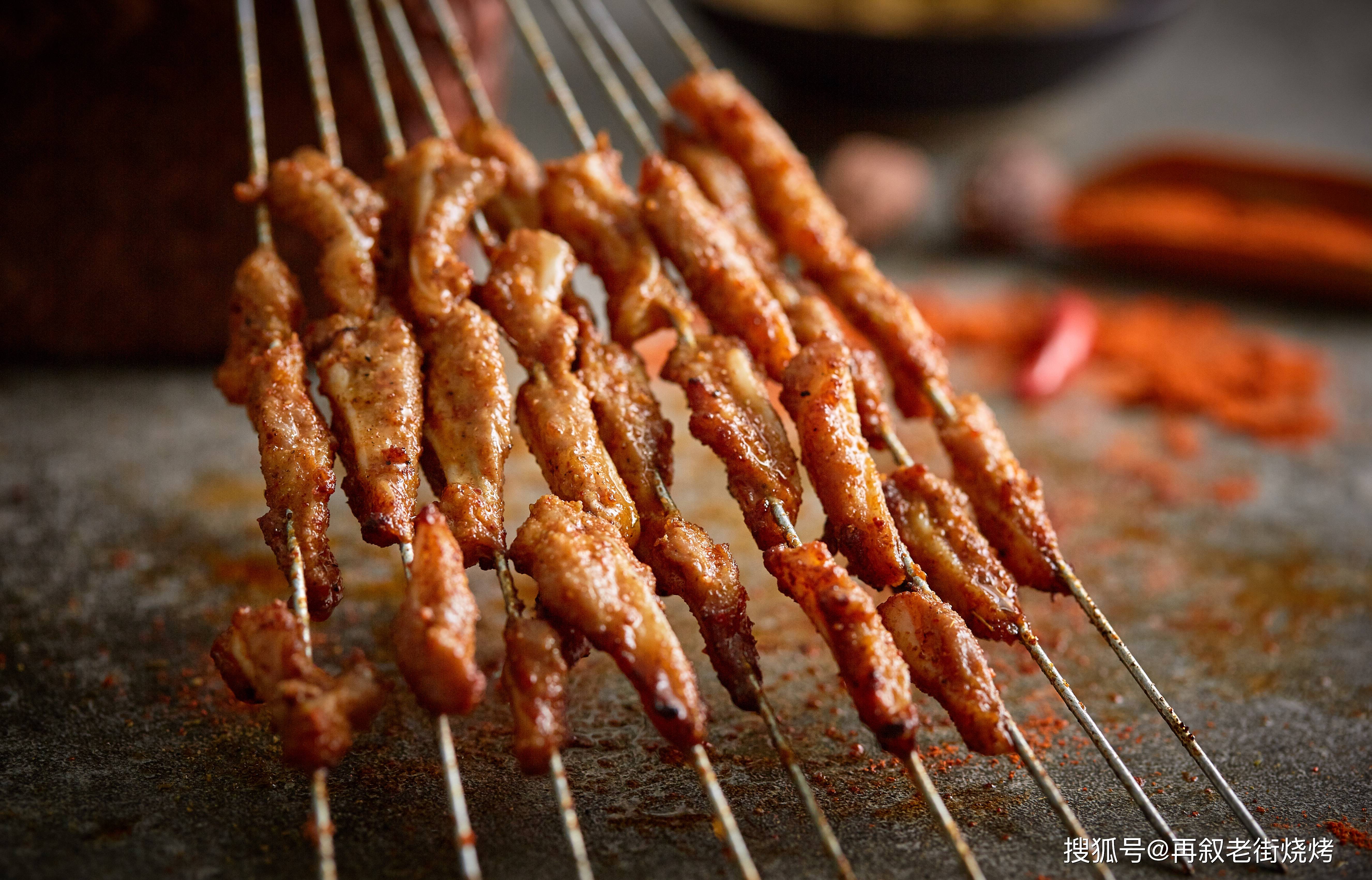 脆骨鲜嫩肉筋与软骨结合每一串都用料十足烤制后色泽诱人唇齿的上下