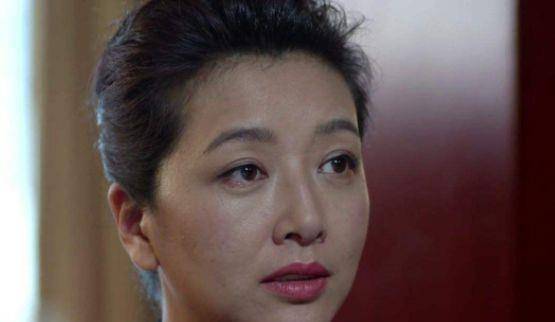 51岁江珊一家近照,小15岁老公比靳东还帅,女儿长得比她还美_长相