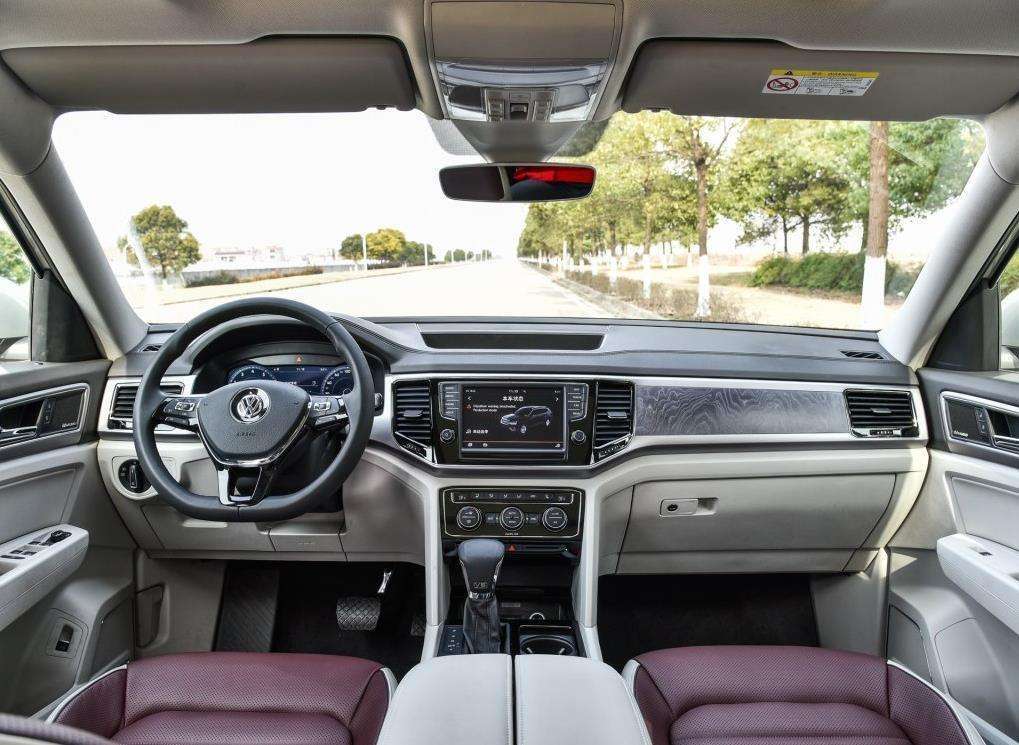 还算沉稳大气的话,那么途昂的内饰就有些过于简单了,大众套娃的设计