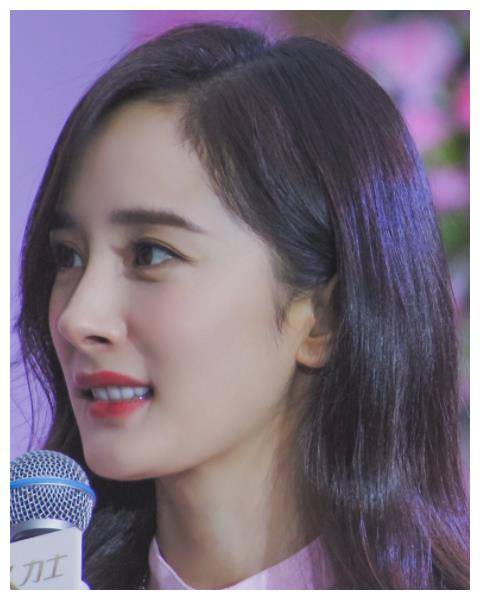 相信大家都很熟悉杨幂这位女艺人,她在娱乐圈中的人气很高,而且凭着