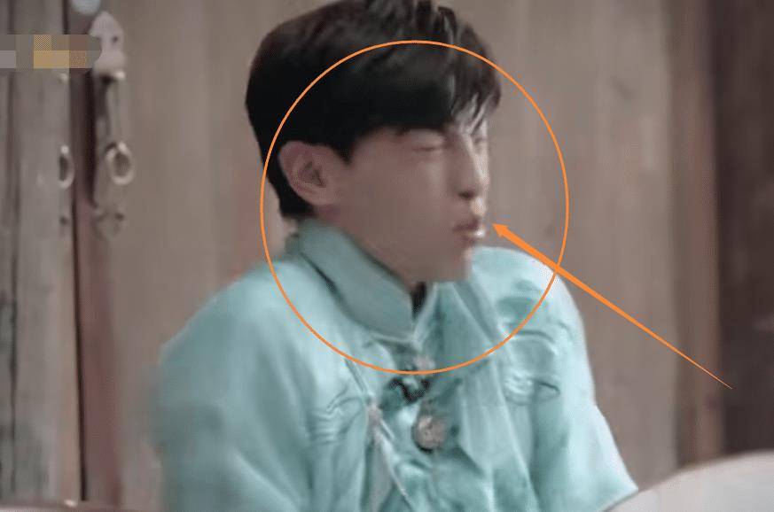 原创邓伦被豆汁熏吐了,我却注意杨幂下意识举动,关系亲疏一看便知