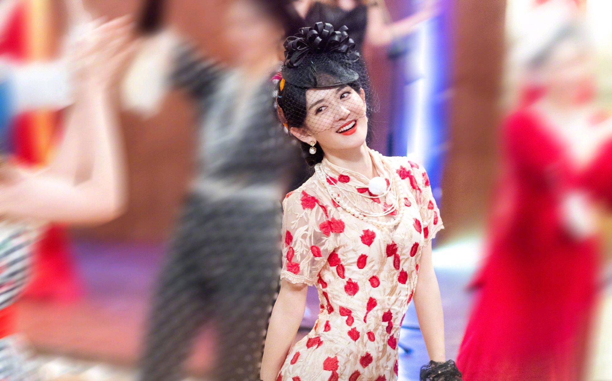 谢娜身穿一袭印花旗袍复古摩登在人群中美成焦点