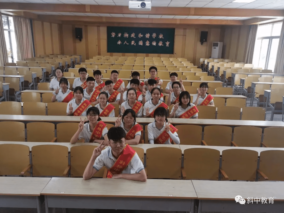 微靖江现场直击8月5日斜桥中学迎来了高一新生报到