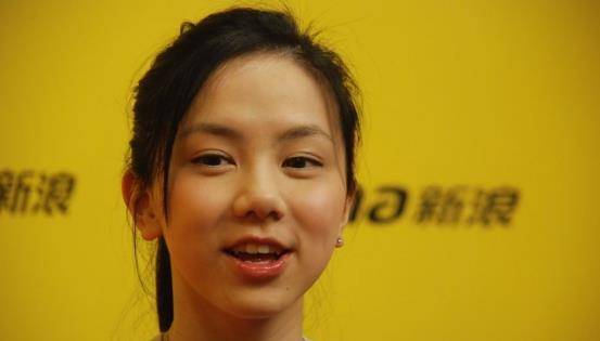 随着邓紫棋的走红,因为年龄不算大,脸上还有着一股浓浓的婴儿肥,在