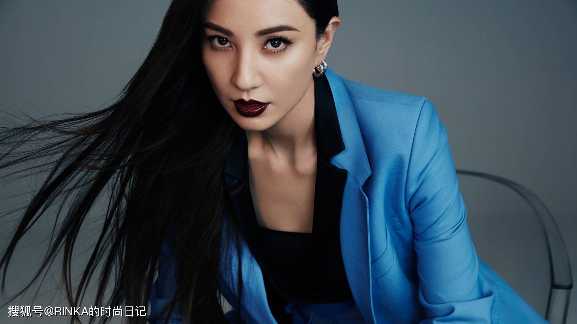 郑希怡化职场霸女妆:黑发西装气场十足,眼神犀利slay全场!