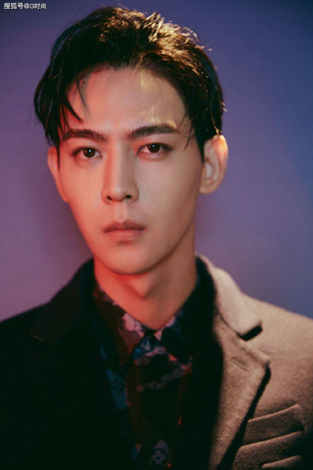 唐晓天身穿深蓝色单排扣西装搭配工装裤嬉皮绅士