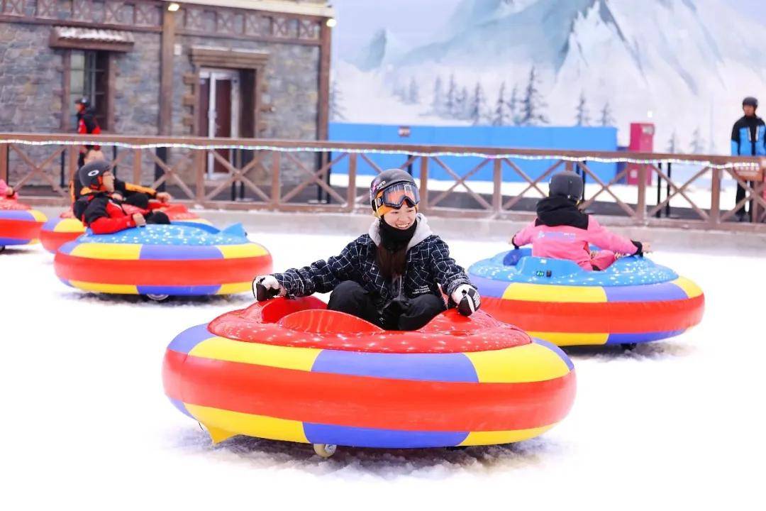 在全球首创的藏羌主题娱雪区里 十余项娱雪游乐项目 给初见雪世界的小