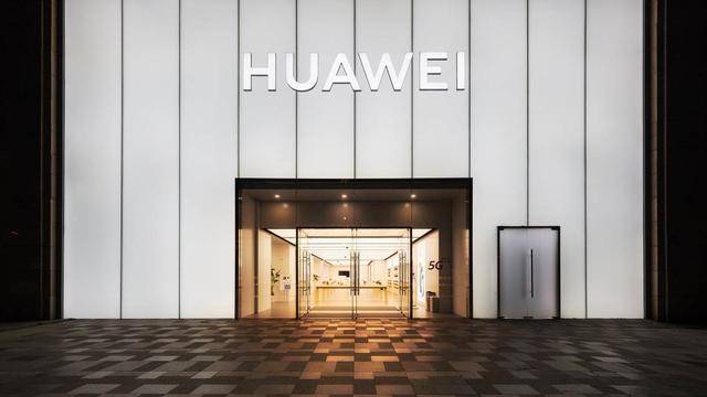 门店外立面超白钢化落地玻璃设计时尚大气,简洁的玻璃幕墙给店内蠢创