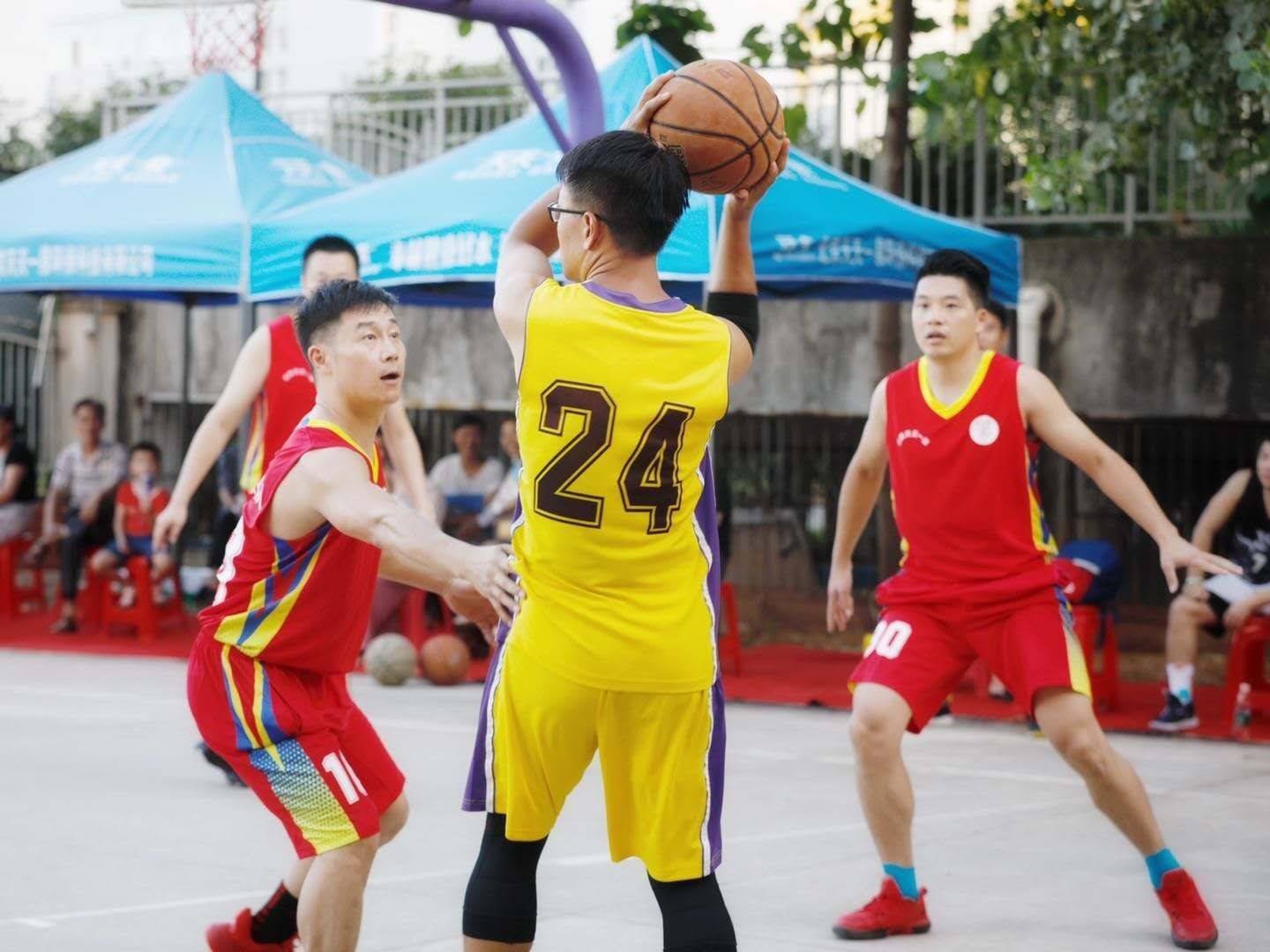 湖北咸宁市香城社区成立首个小区篮球队——书苑篮球队