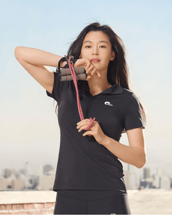 原创女神全智贤的日常穿搭守则!清爽衬衫的搭配,也能玩转各类风格