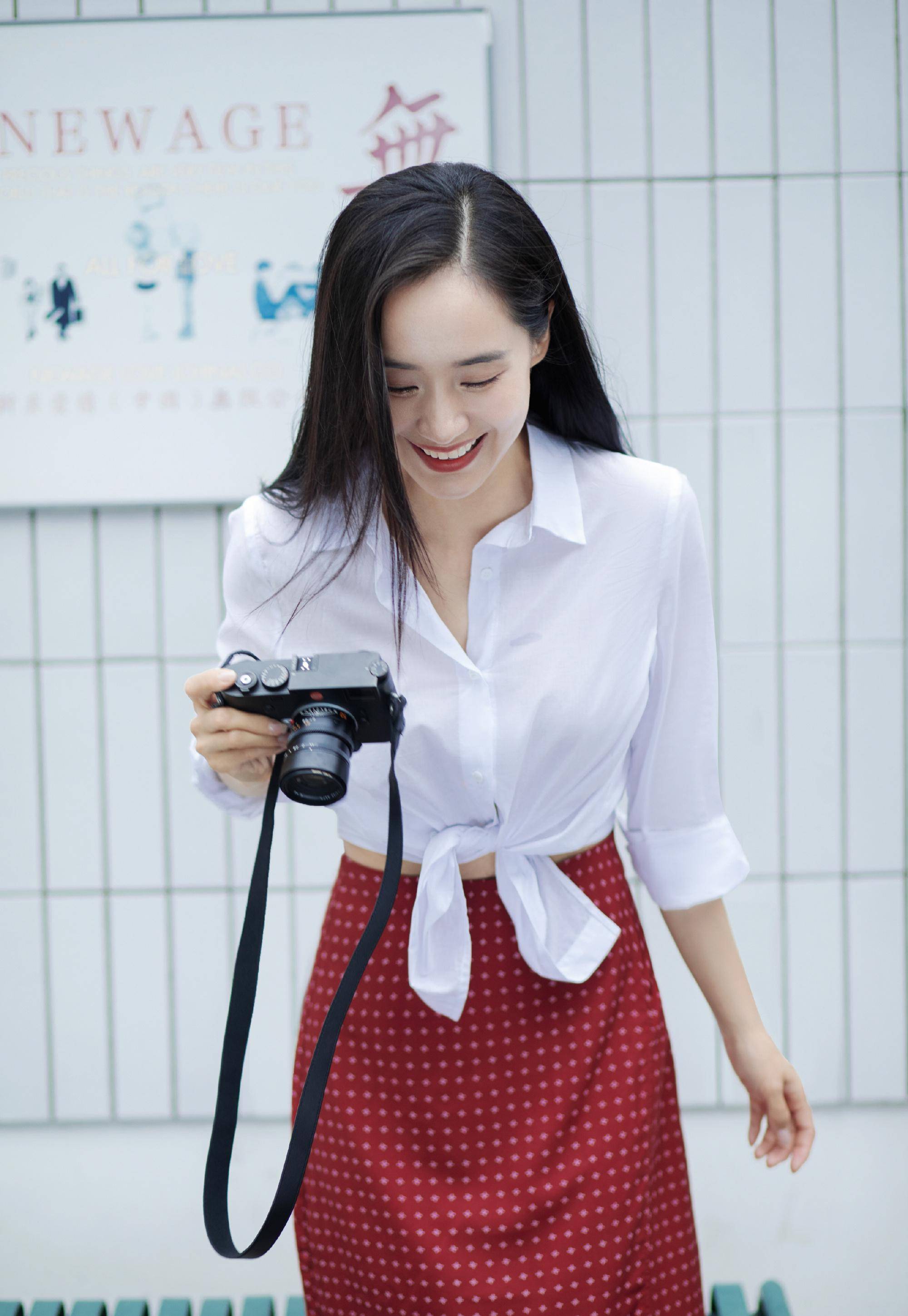 原创38岁王智依旧清纯!衬衫搭配复古红裙气质绝佳,是国民初恋没错了