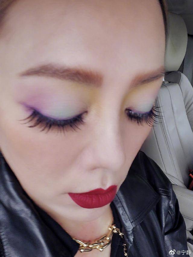 她的眼睫毛很长,优雅地翘起,令人想起曾经有一回,宁静晒照在眼睫毛上