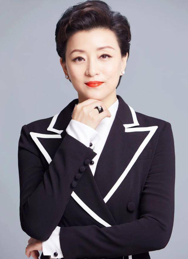 现在已经52岁的杨澜,不仅事业非常出众,而且颜值和身材保养的也非常不