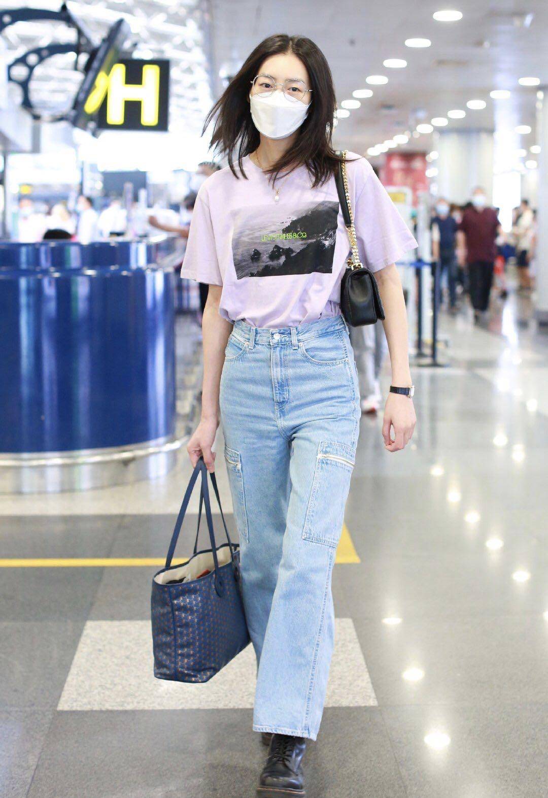 刘雯真不愧是超模,穿紫色t恤搭配牛仔阔腿裤走机场,气场全开_版型