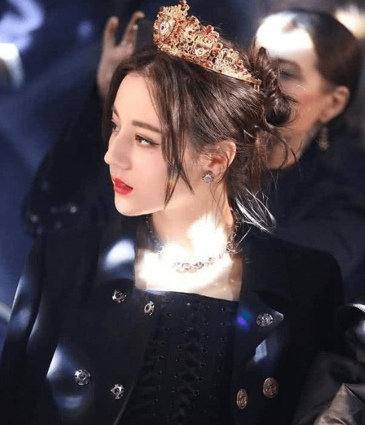 原创同样是戴上皇冠,ab美丽,热巴冷艳,郑爽没眼看?