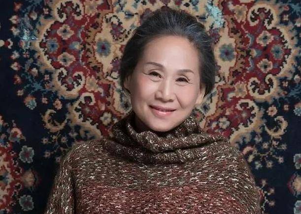 她意外被儿子带进演艺圈,如今母亲火遍全国,他却无戏可拍_苇青