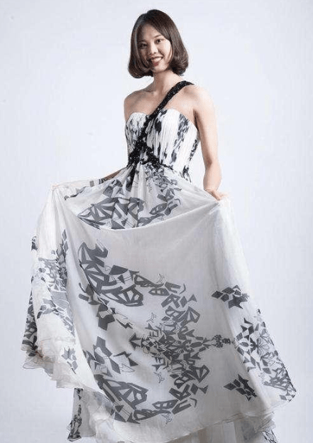 原创龚翔宇穿露肩裙,身材凹凸有致,大长腿笔直修长